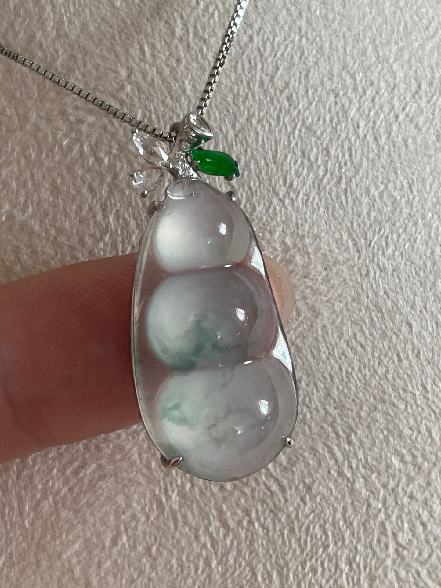 高冰绿飘花翡翠福豆吊坠