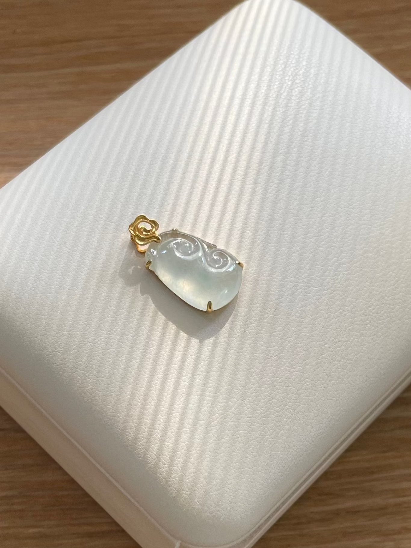 Ice-jade-ruyi-pendant-18k-gold