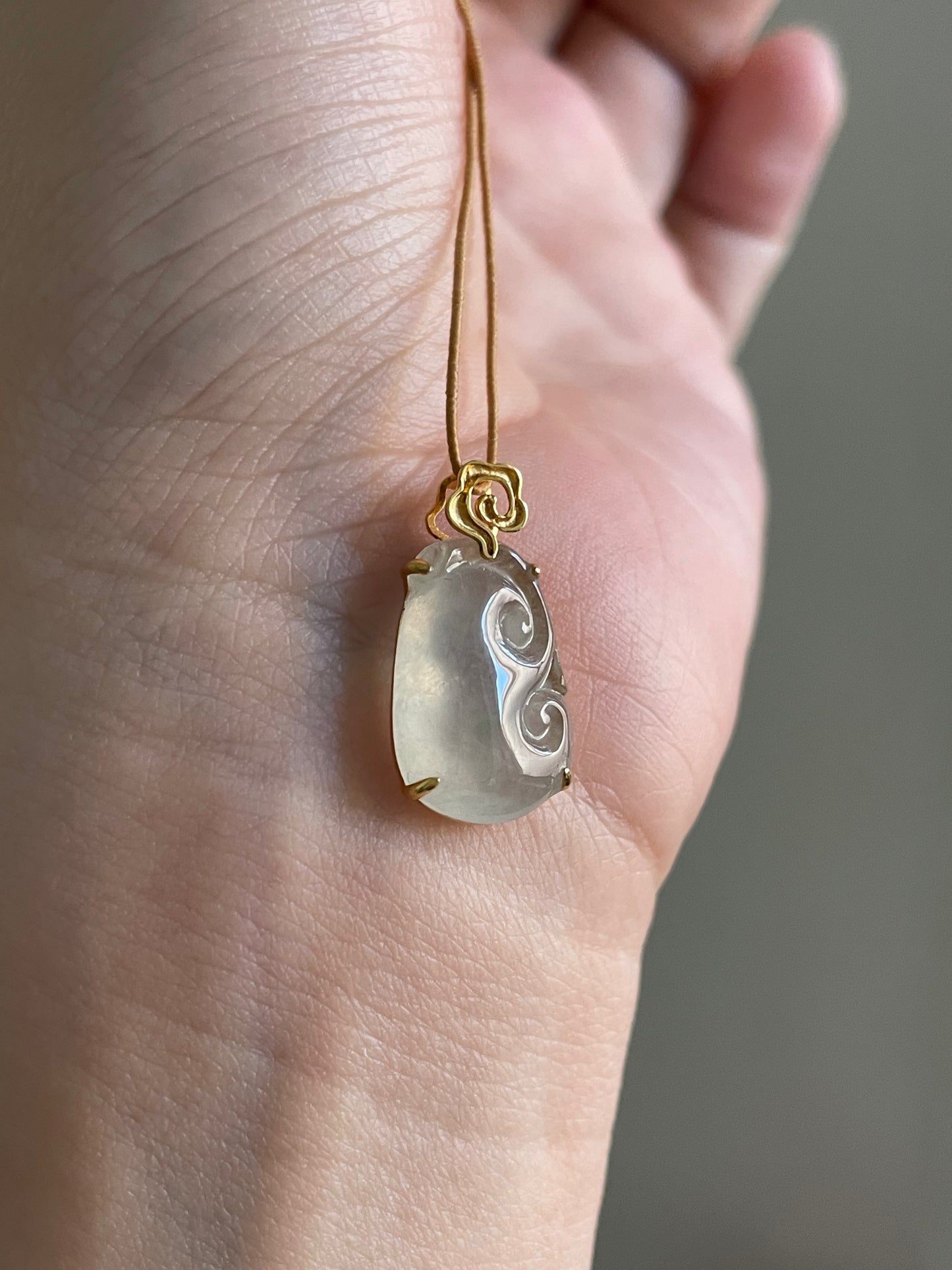 Ice-jade-ruyi-pendant-18k-gold