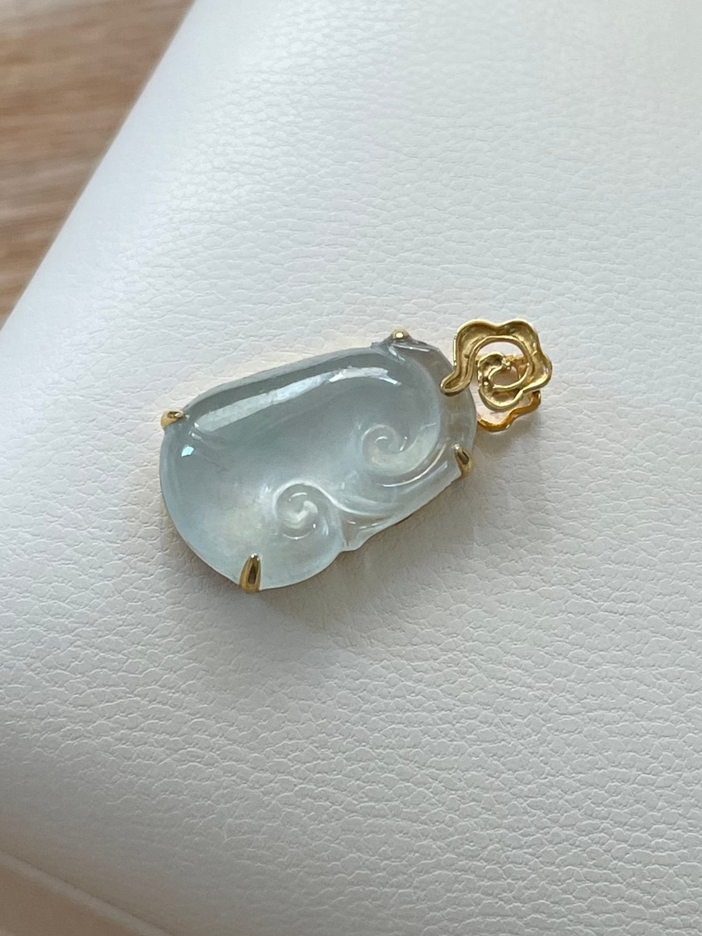 Ice-jade-ruyi-pendant-18k-gold