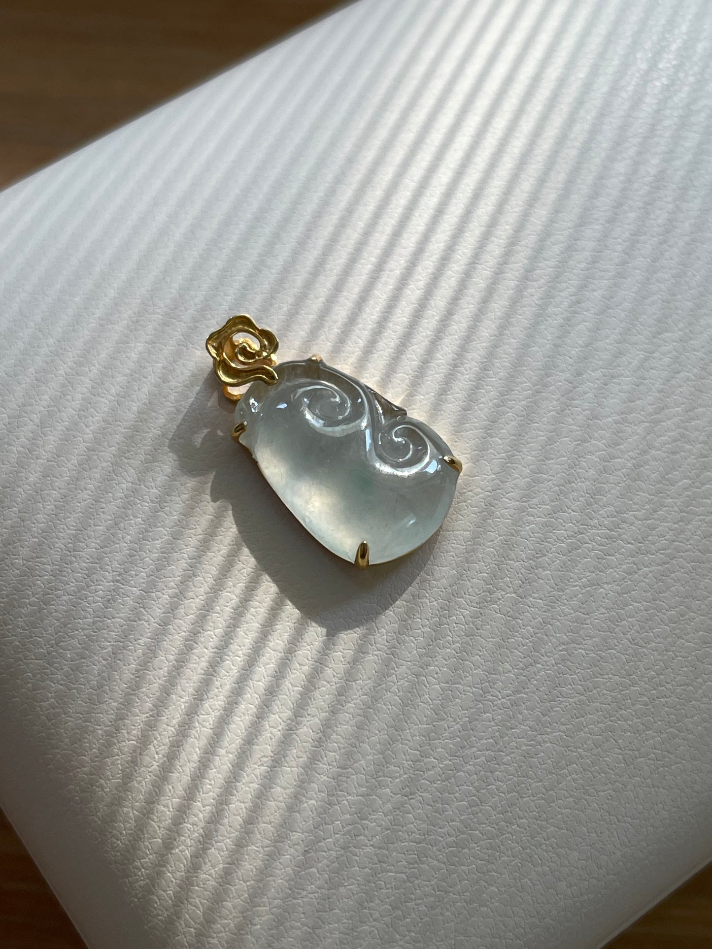 Ice-jade-ruyi-pendant-18k-gold
