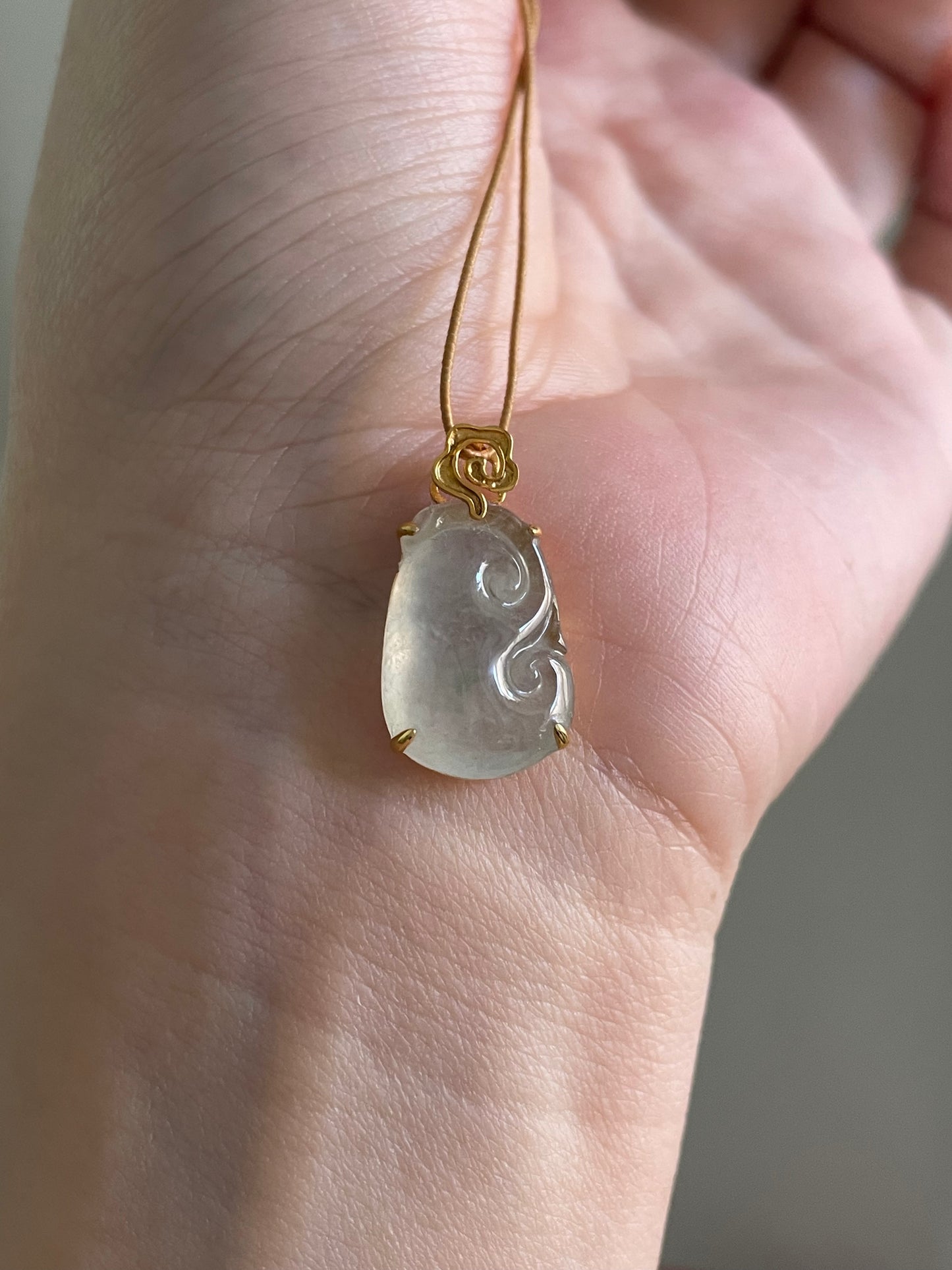 Ice-jade-ruyi-pendant-18k-gold