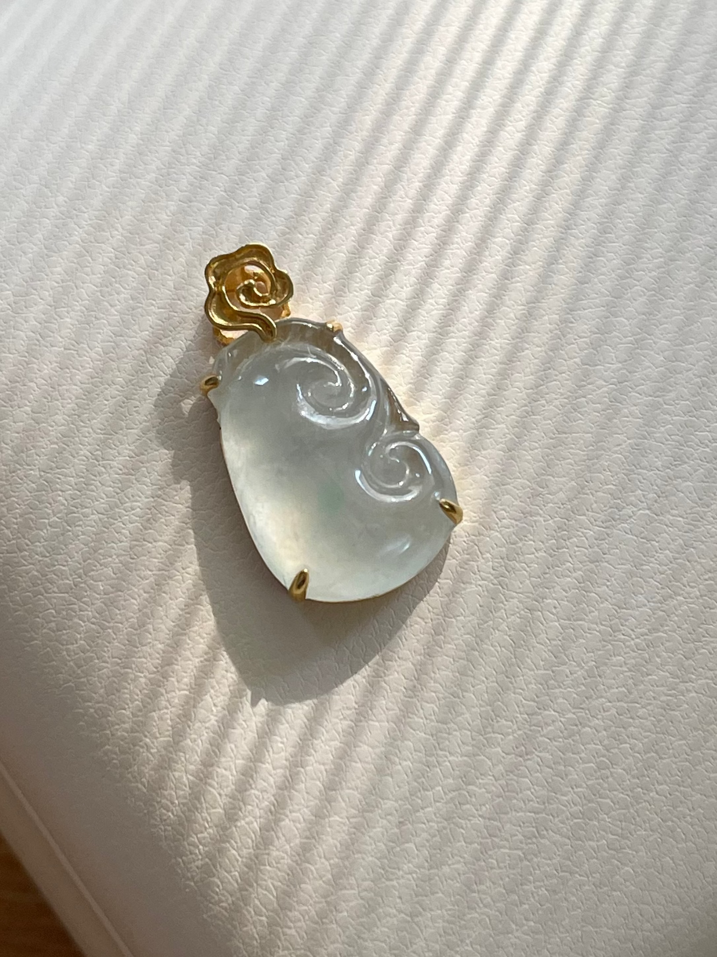 Ice-jade-ruyi-pendant-18k-gold