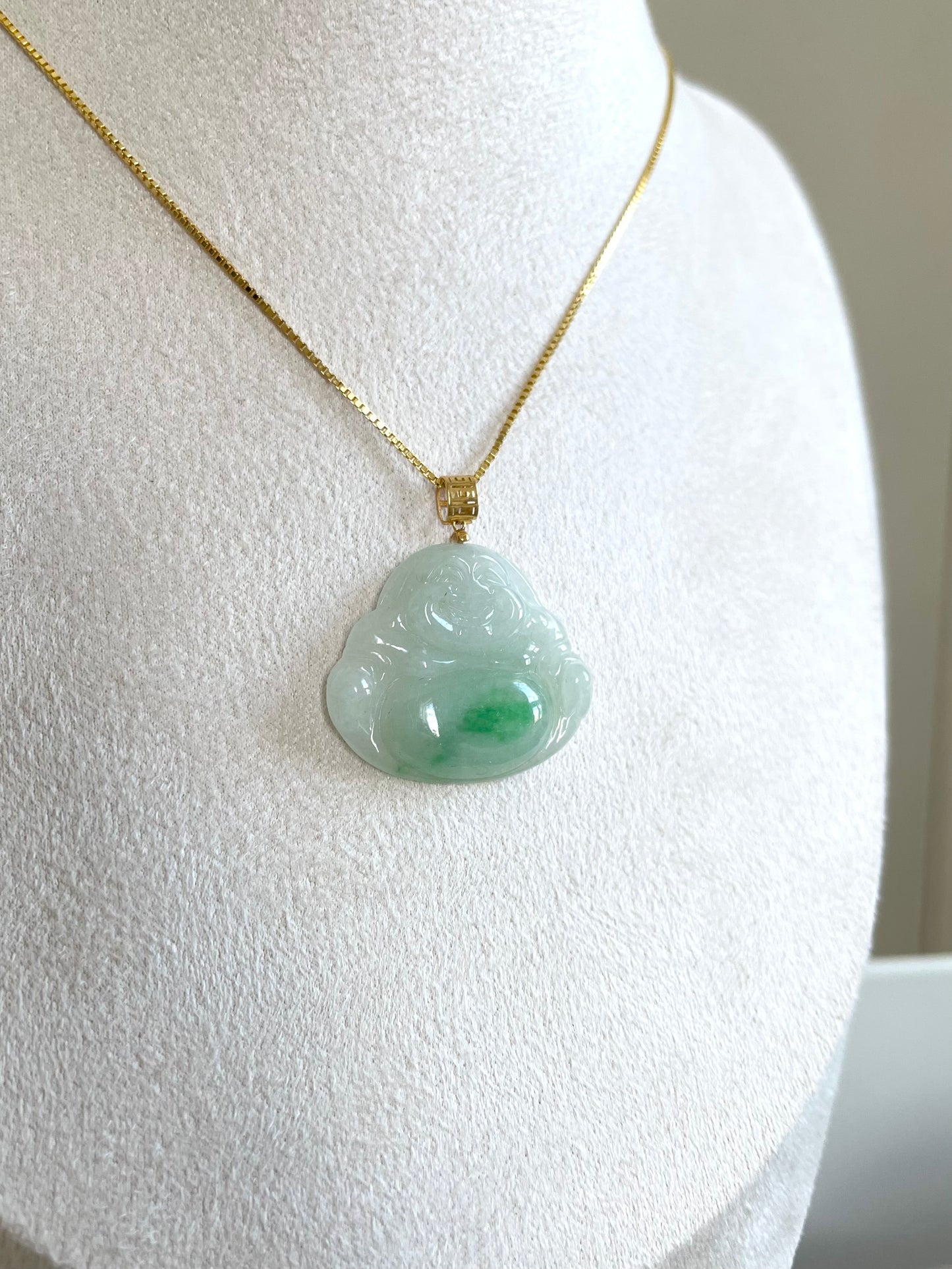 肚里飘绿佛公翡翠吊坠