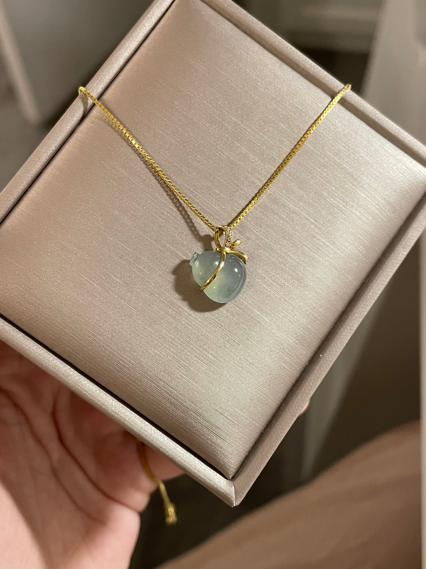 18k-gold-icy-green-jadeite-gourd-pendant-18k