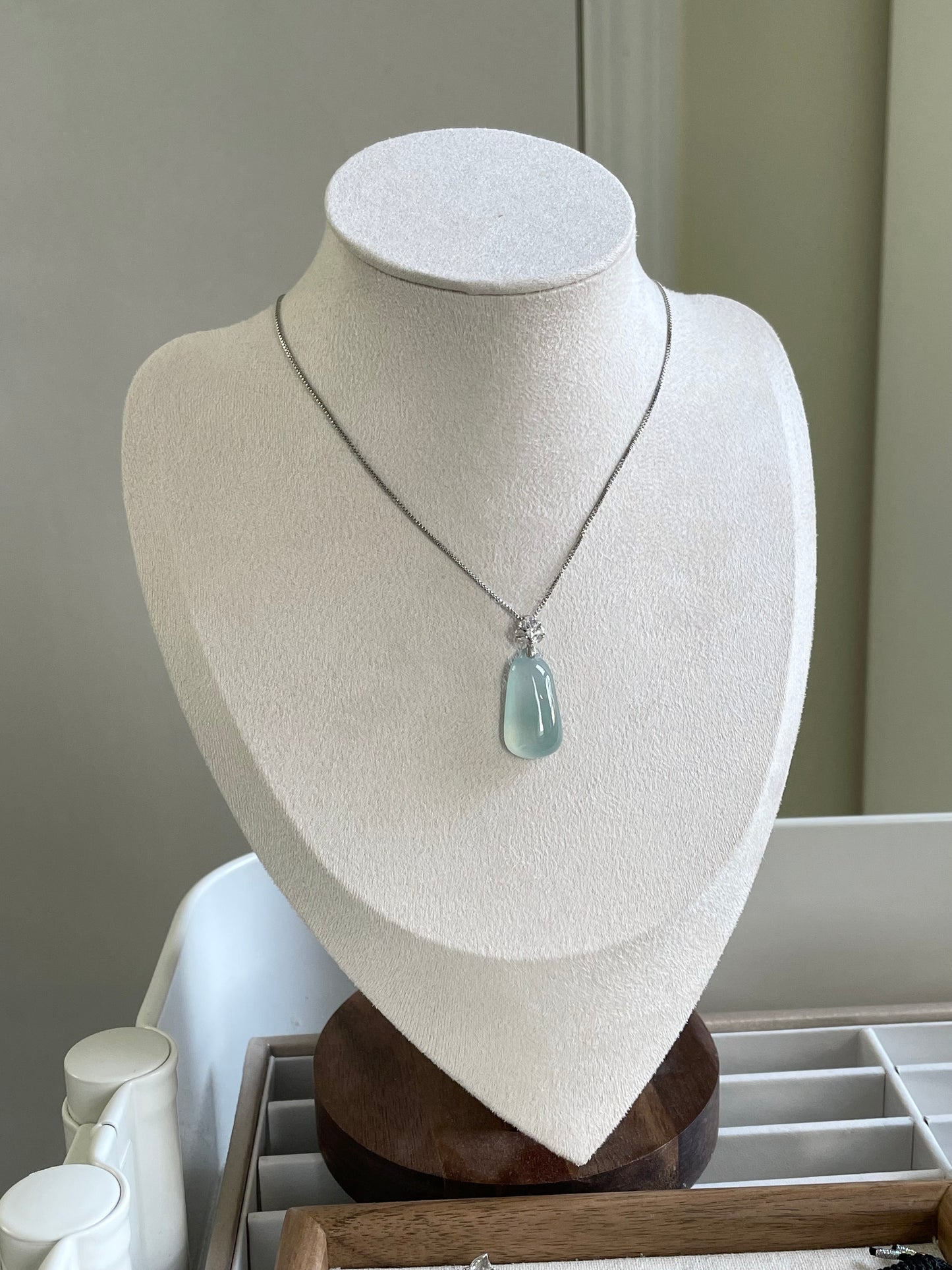 Ice-green-jadeite-gourd-pendant-18k-gold