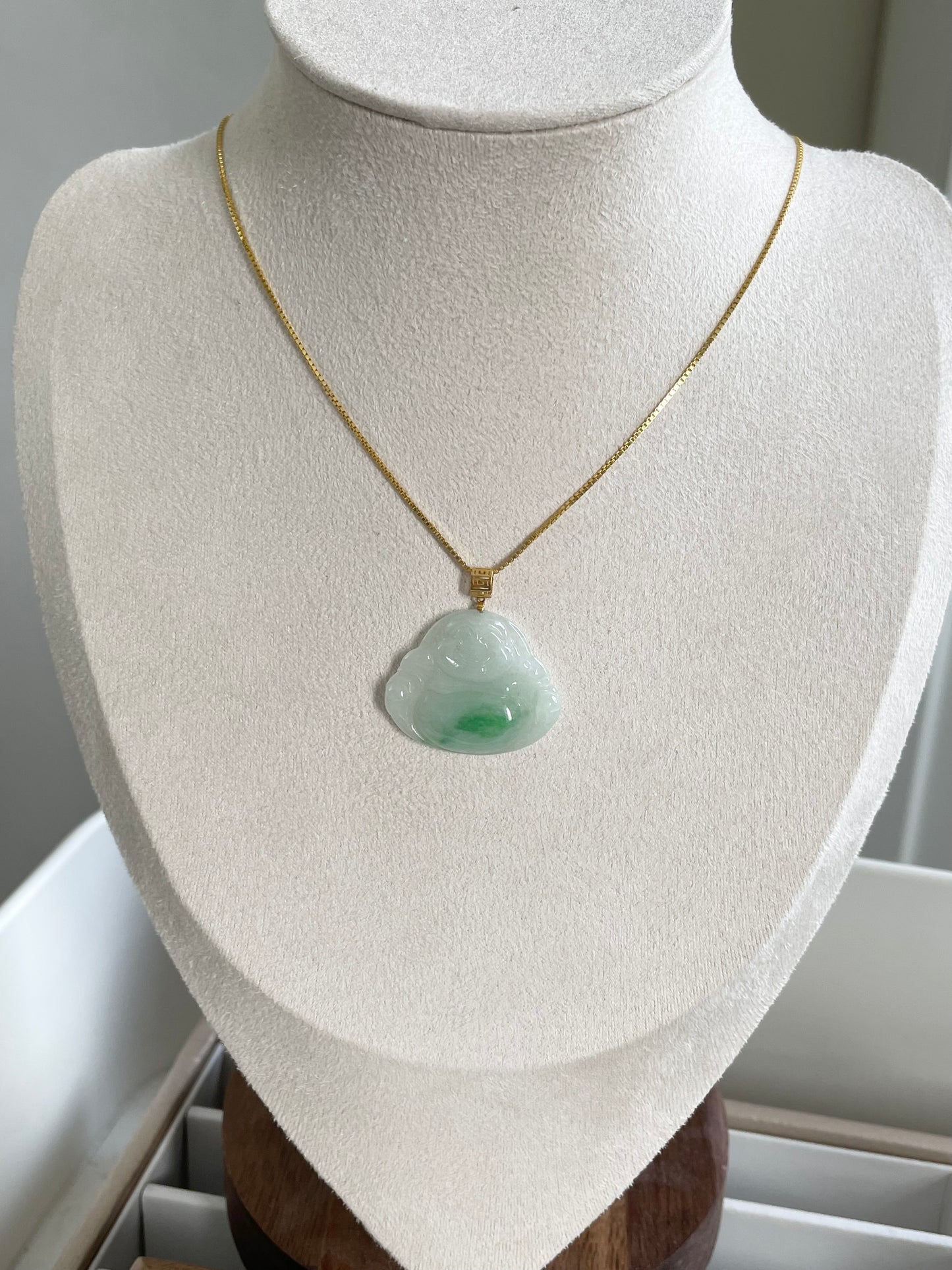 肚里飘绿佛公翡翠吊坠