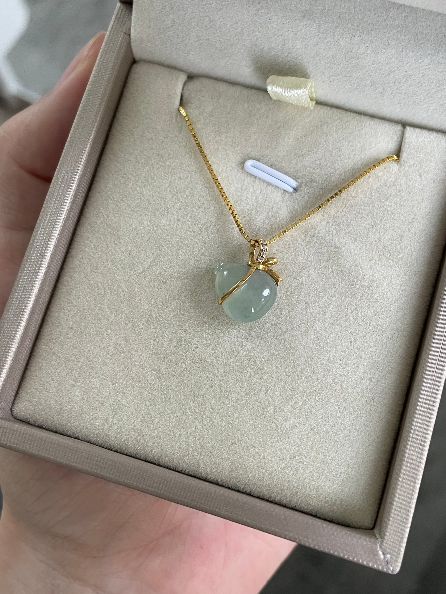 18k-gold-icy-green-jadeite-gourd-pendant-18k