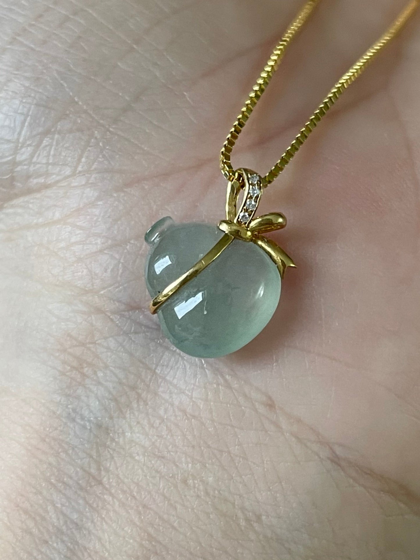 18k-gold-icy-green-jadeite-gourd-pendant-18k