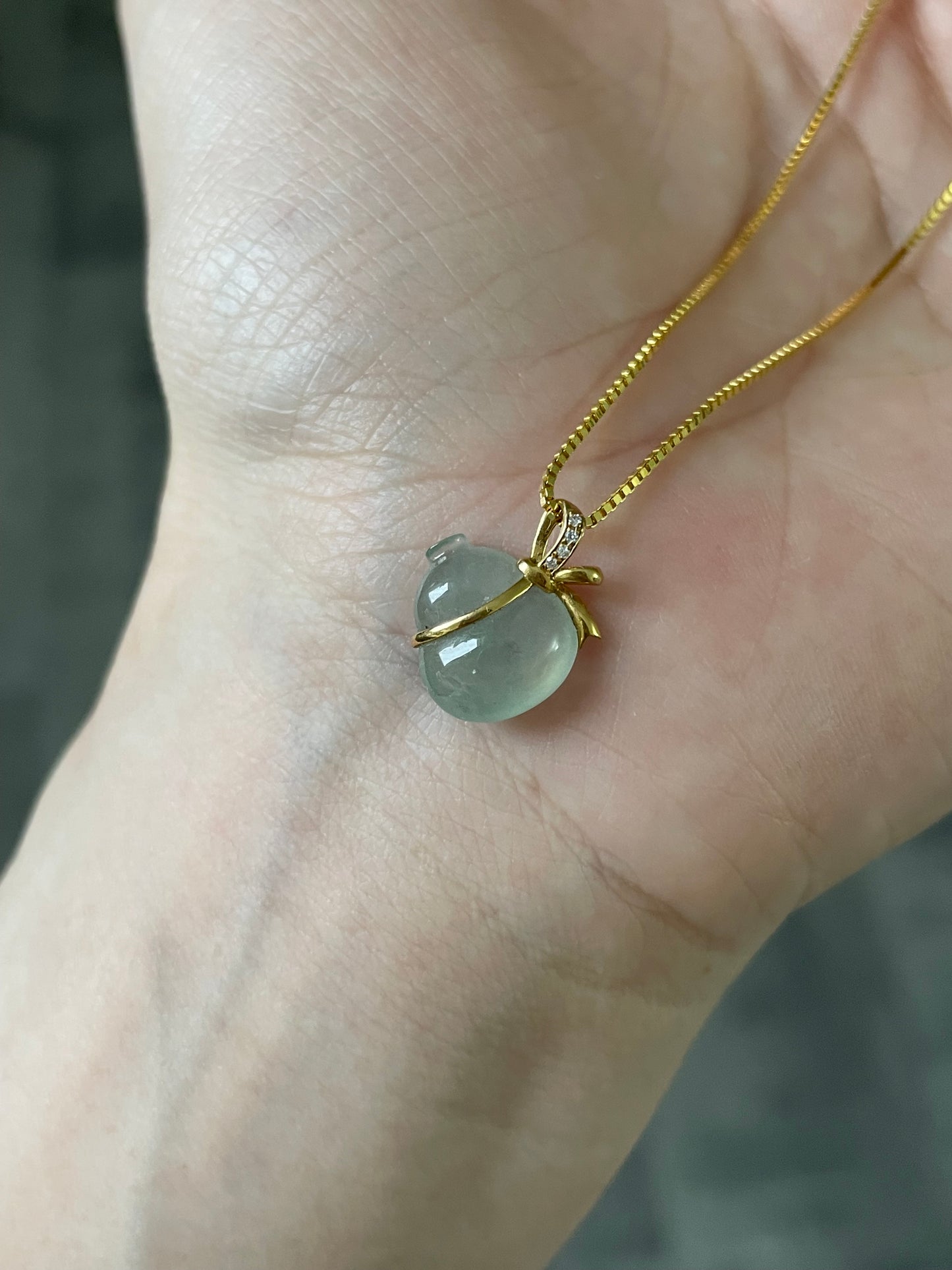 18k-gold-icy-green-jadeite-gourd-pendant-18k