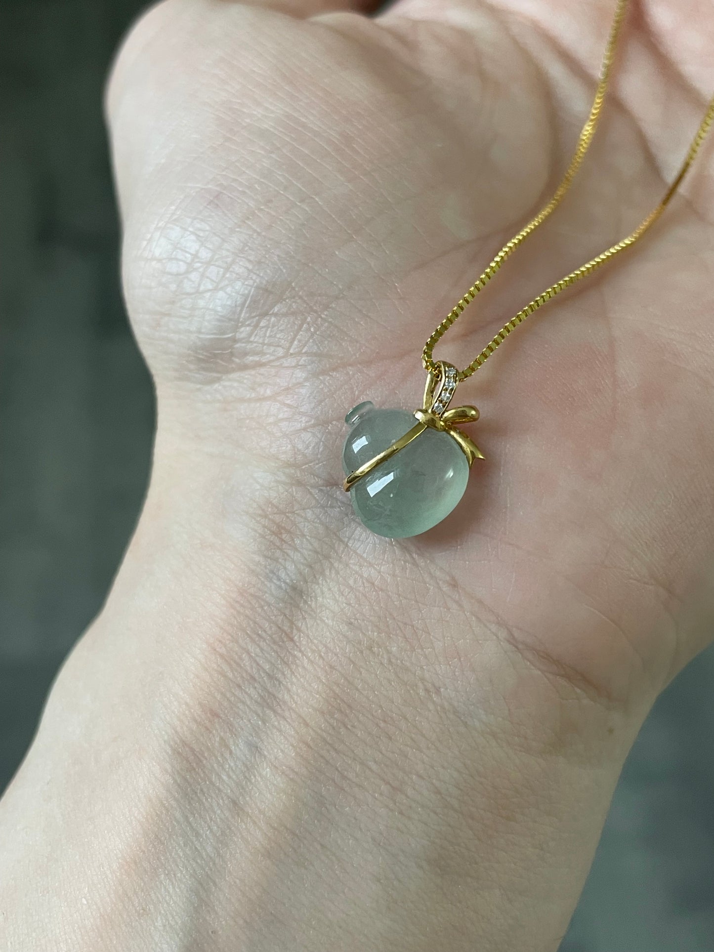 18k-gold-icy-green-jadeite-gourd-pendant-18k