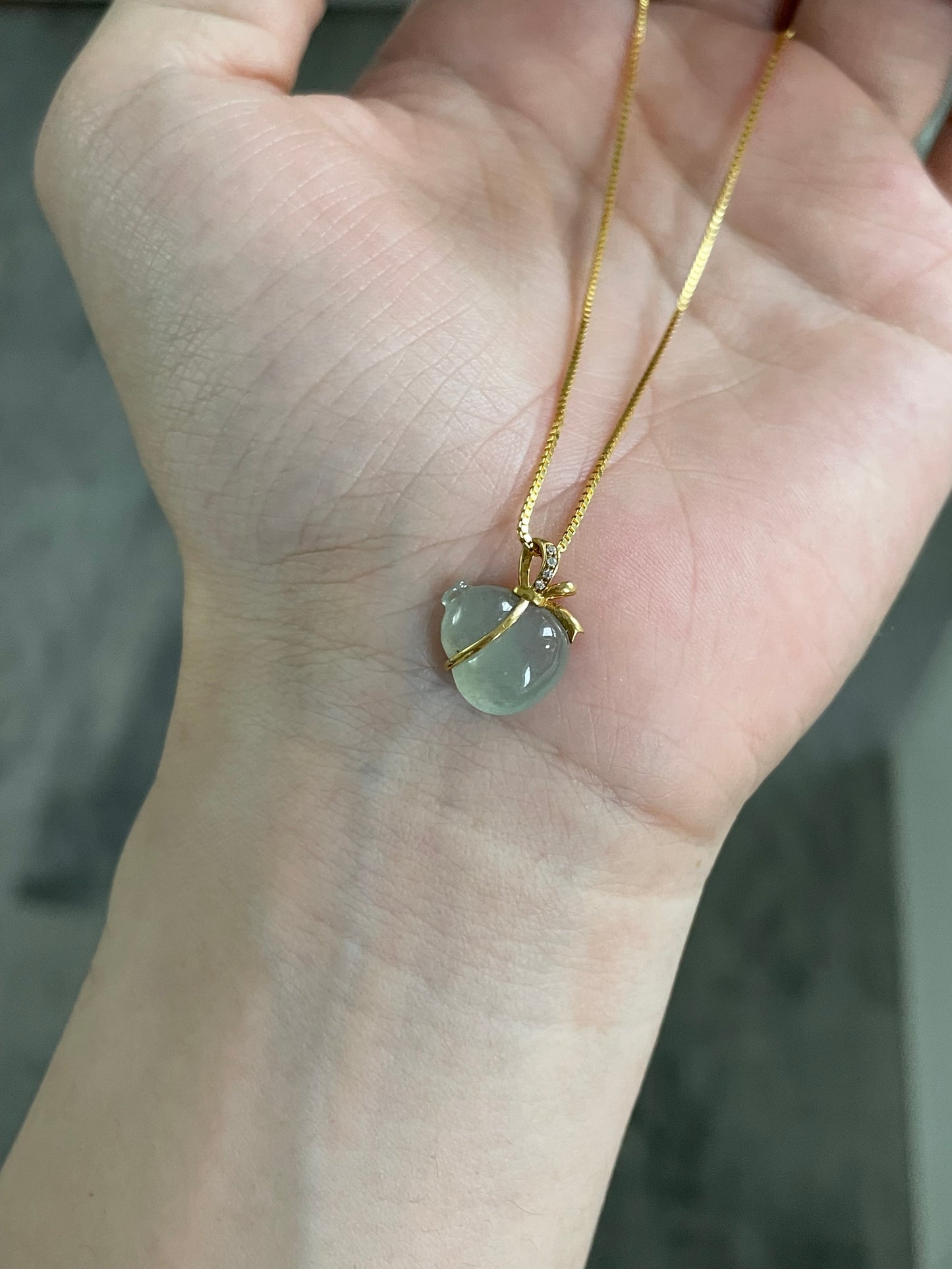 18k-gold-icy-green-jadeite-gourd-pendant-18k