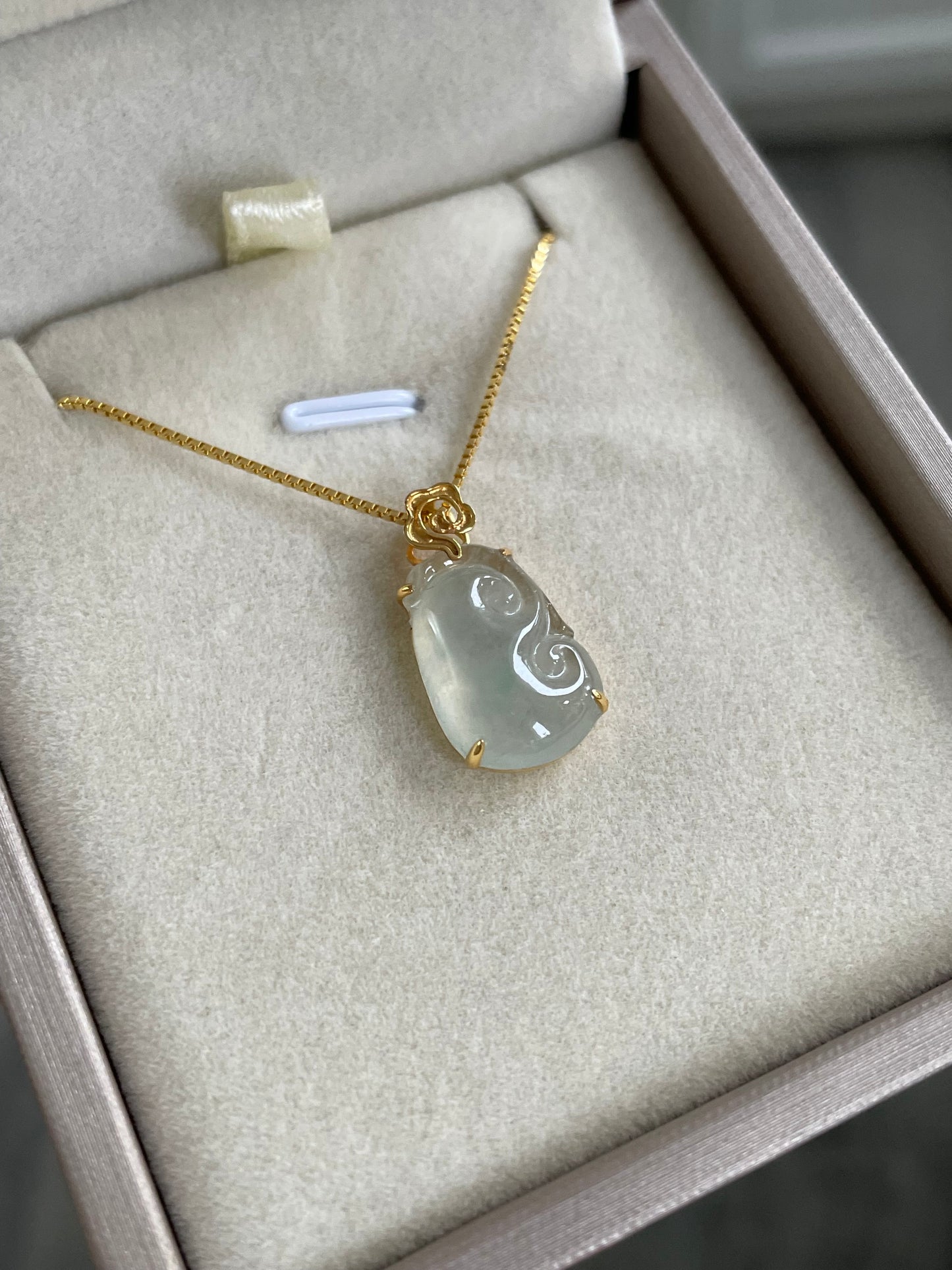 Ice-jade-ruyi-pendant-18k-gold