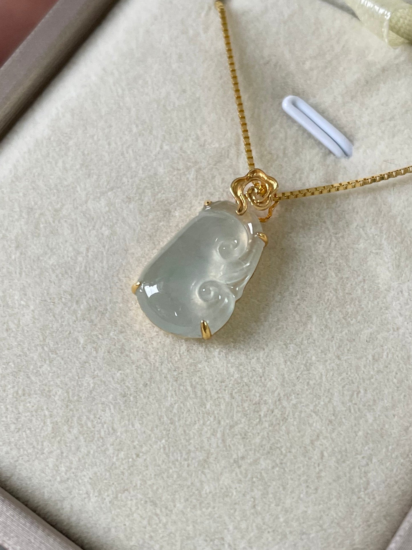 Ice-jade-ruyi-pendant-18k-gold