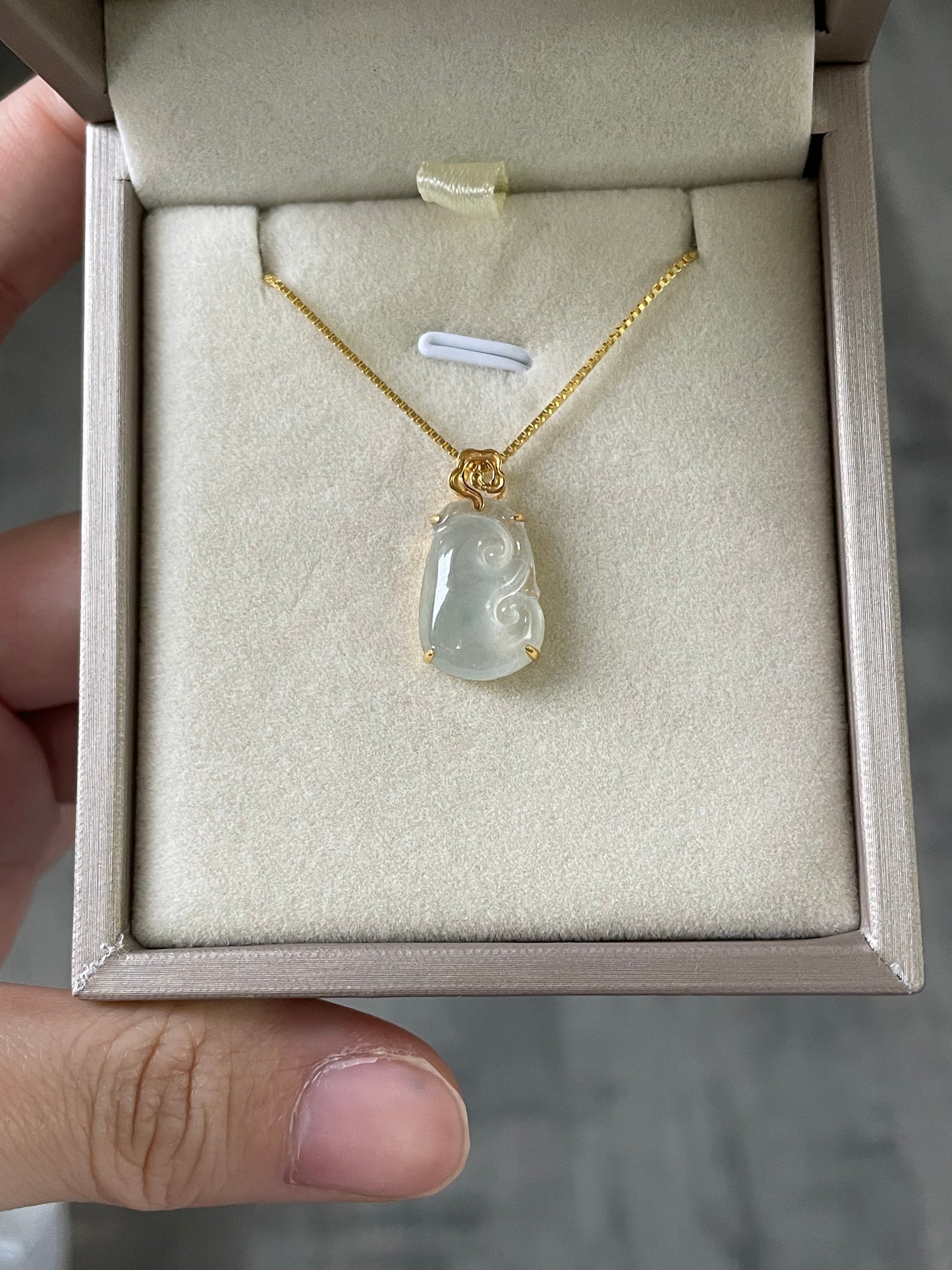 Ice-jade-ruyi-pendant-18k-gold