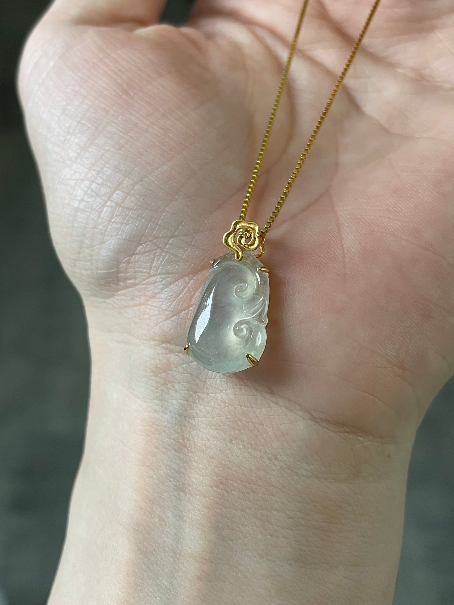 Ice-jade-ruyi-pendant-18k-gold