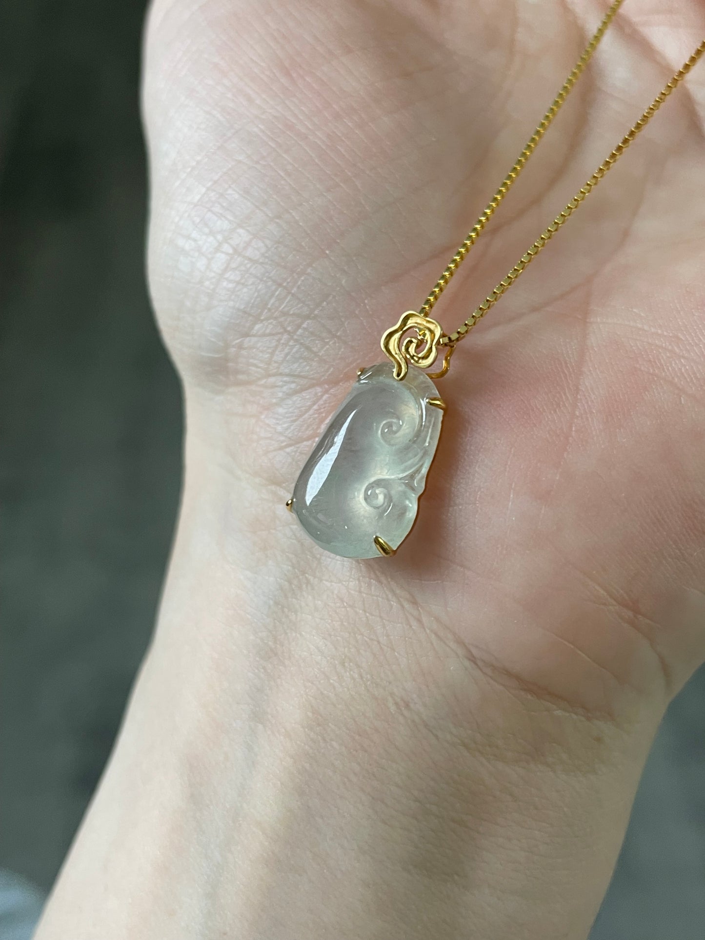 Ice-jade-ruyi-pendant-18k-gold