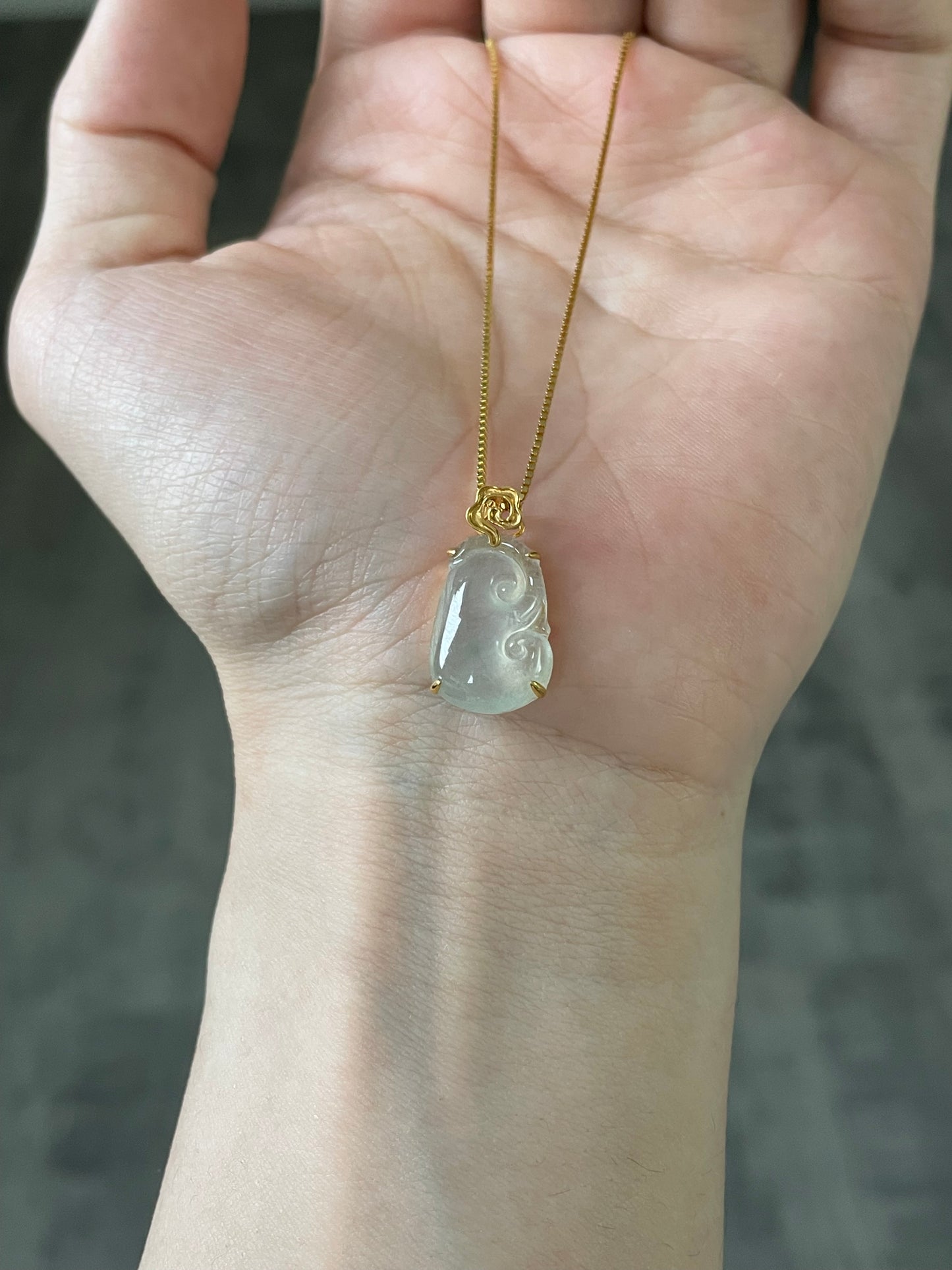 Ice-jade-ruyi-pendant-18k-gold