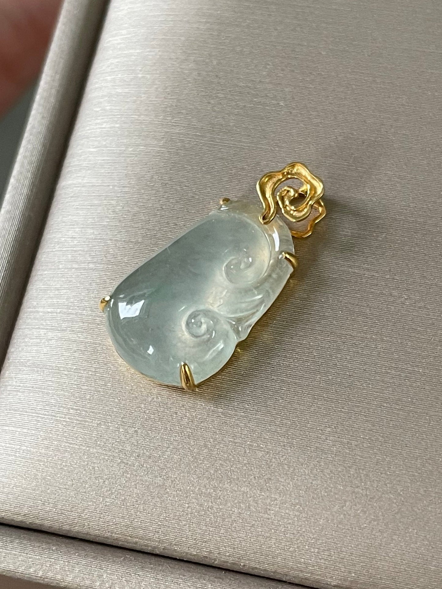 Ice-jade-ruyi-pendant-18k-gold