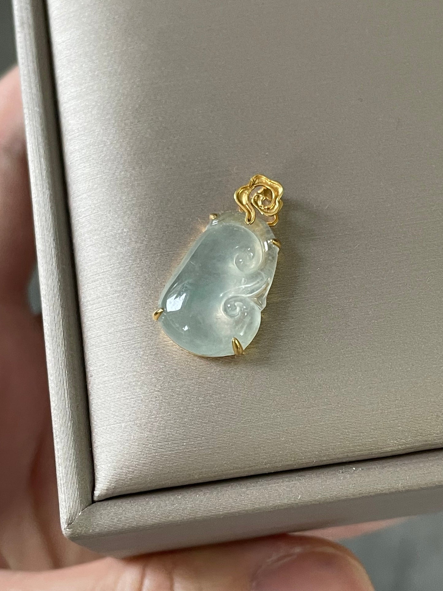 Ice-jade-ruyi-pendant-18k-gold