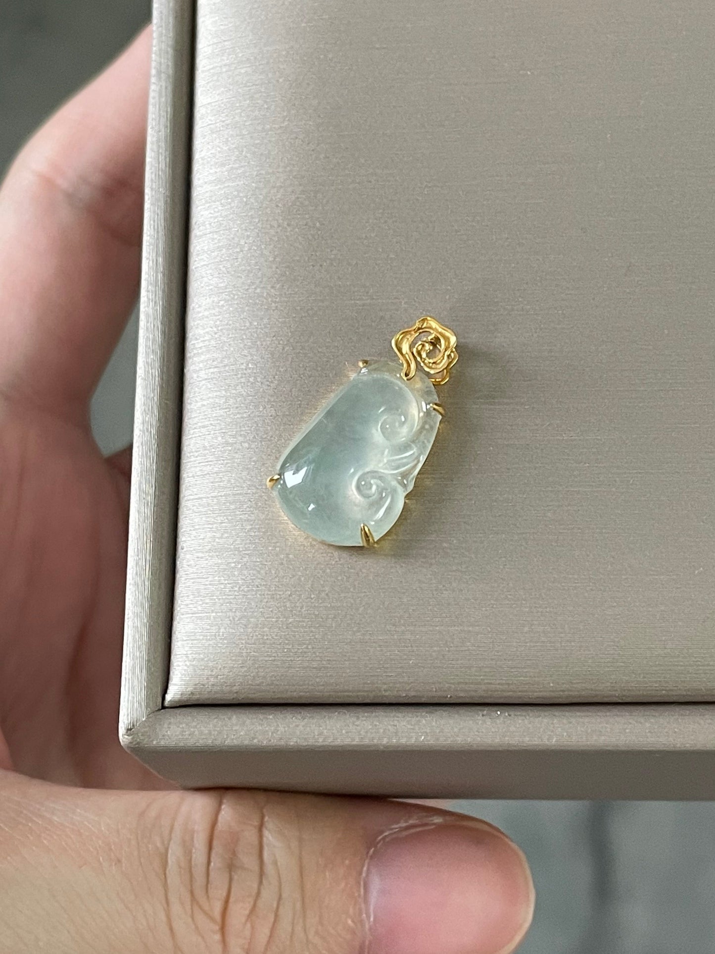 Ice-jade-ruyi-pendant-18k-gold