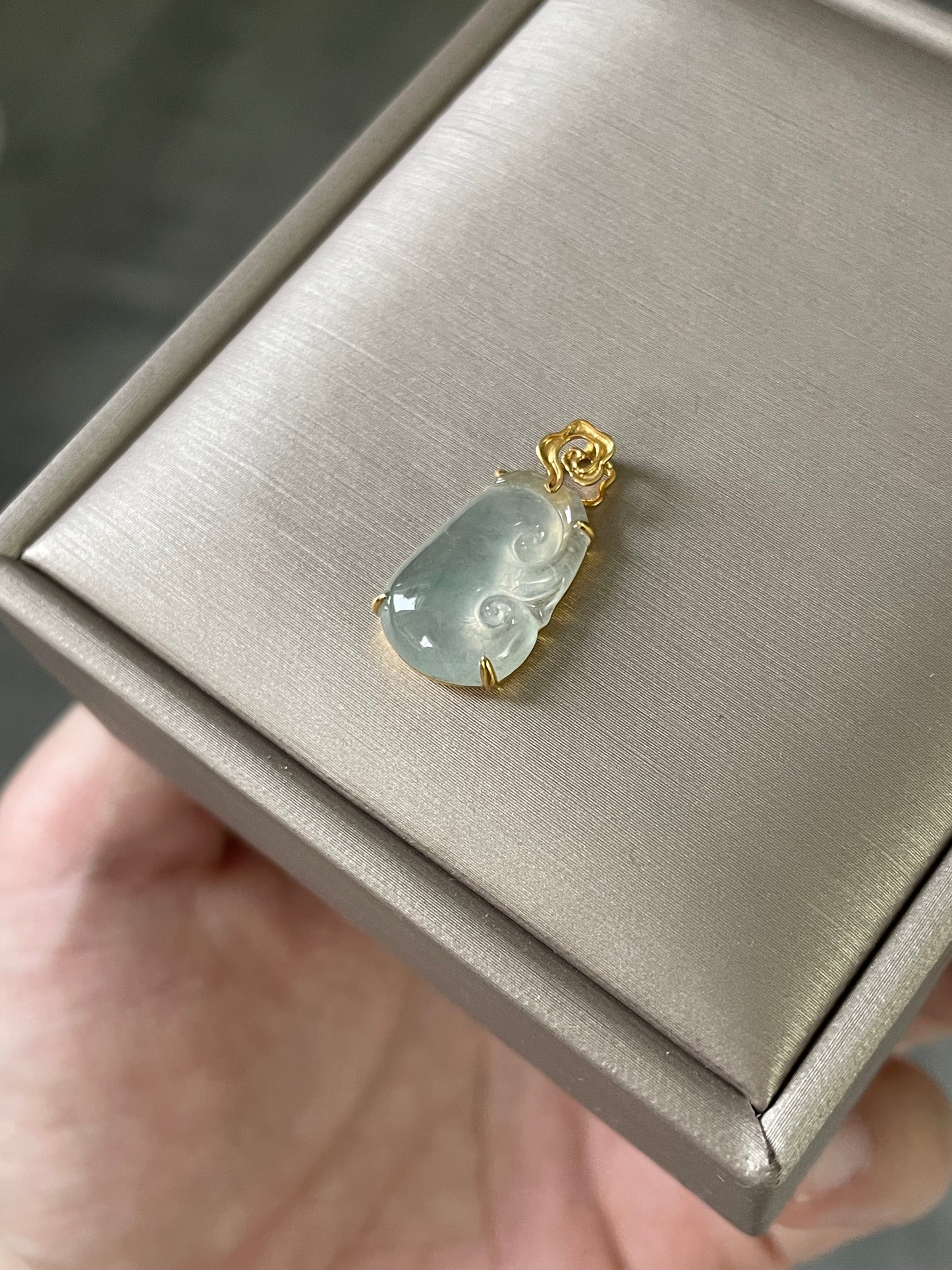 Ice-jade-ruyi-pendant-18k-gold