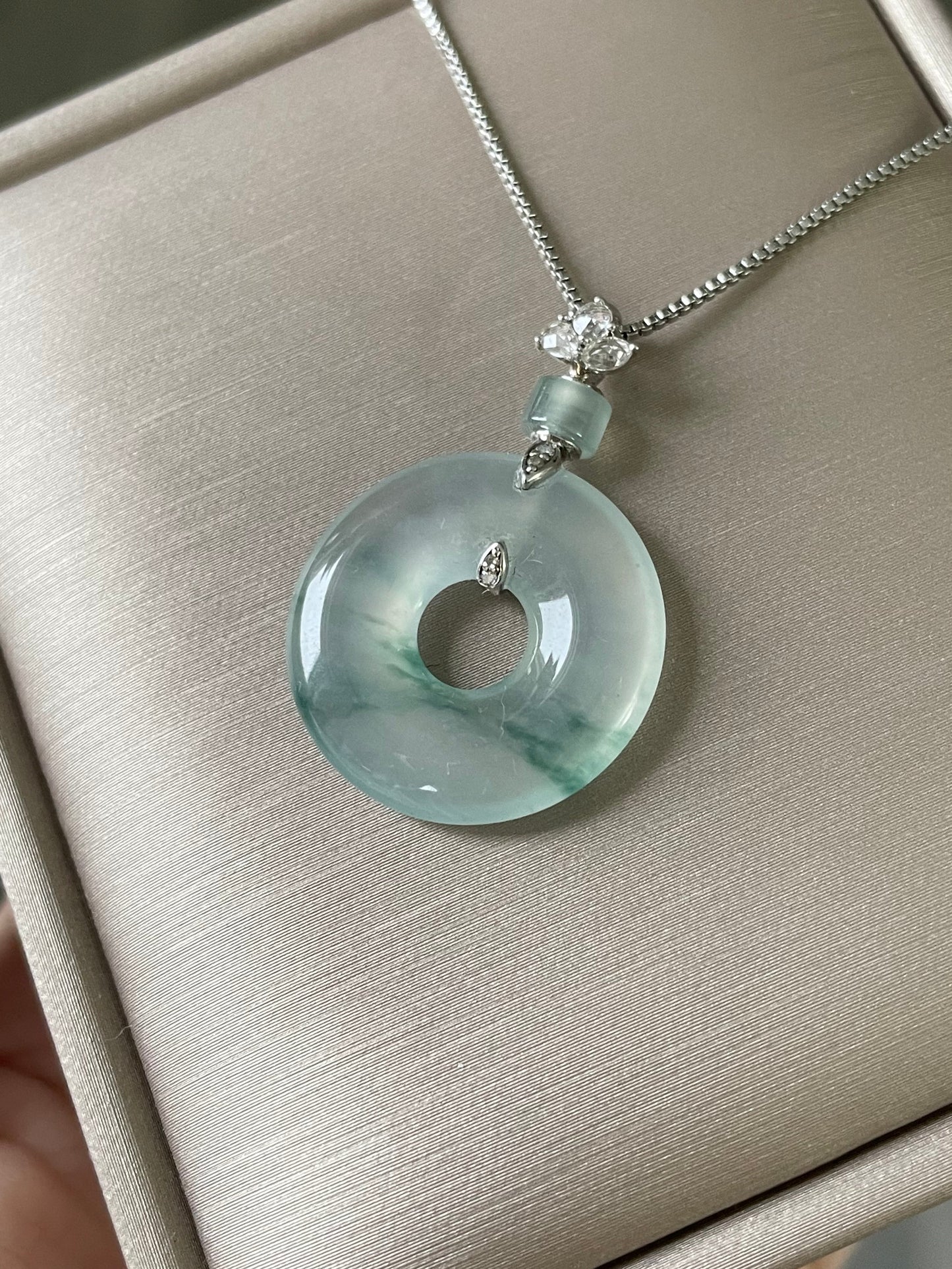 High-ice-jadeite-floating-flower-donut-pendan-t18k-gold