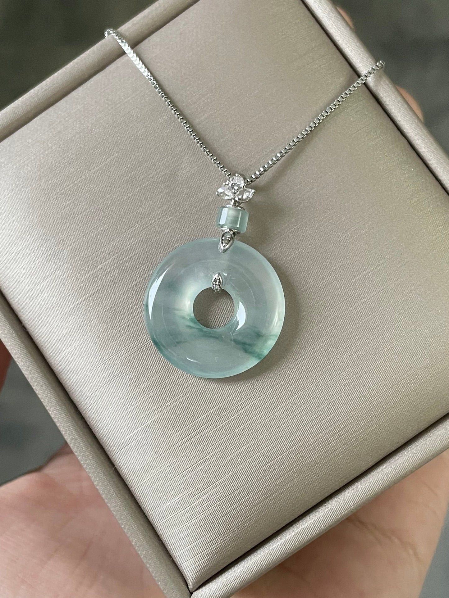 High-ice-jadeite-floating-flower-donut-pendan-t18k-gold