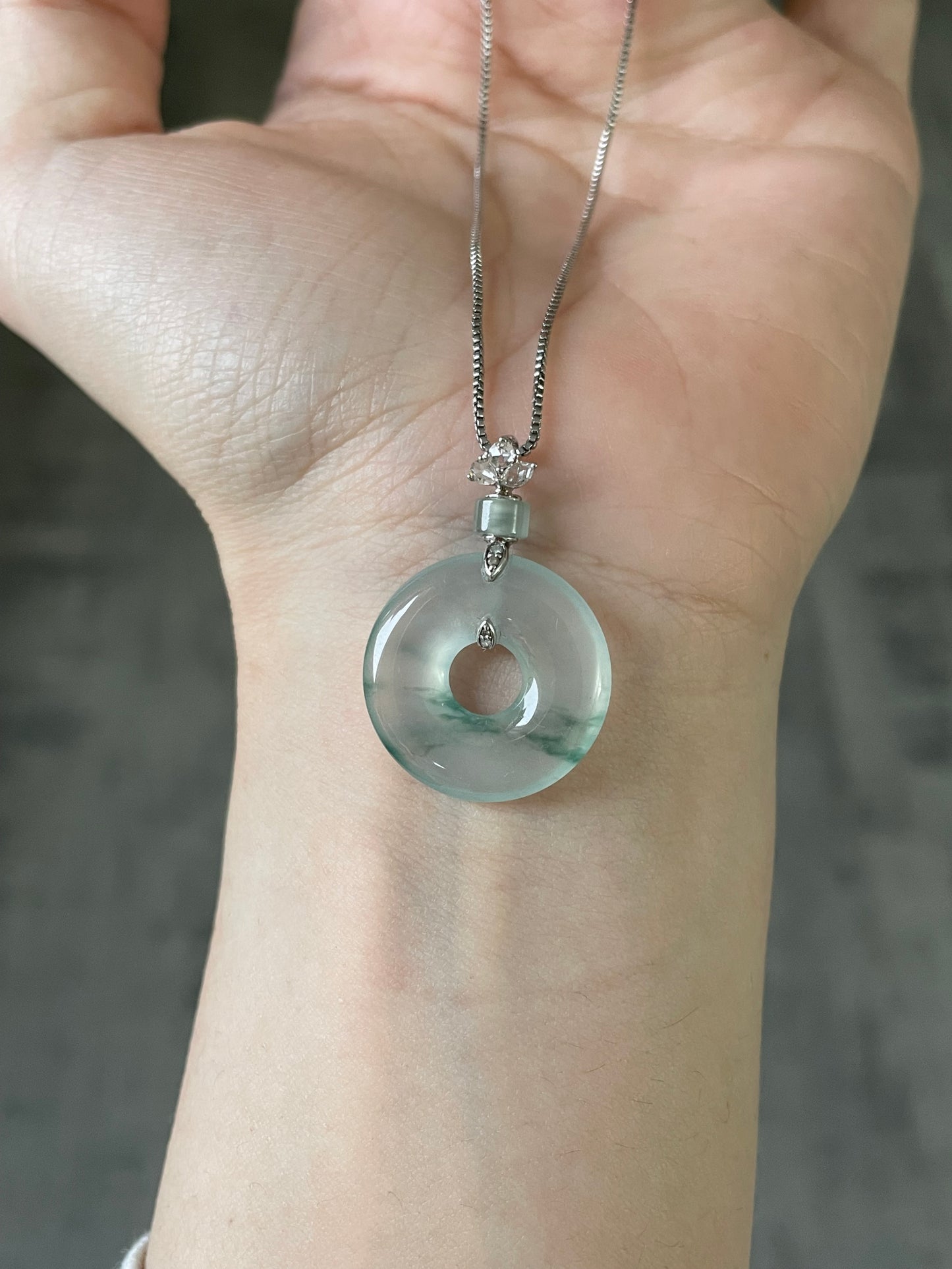 High-ice-jadeite-floating-flower-donut-pendan-t18k-gold