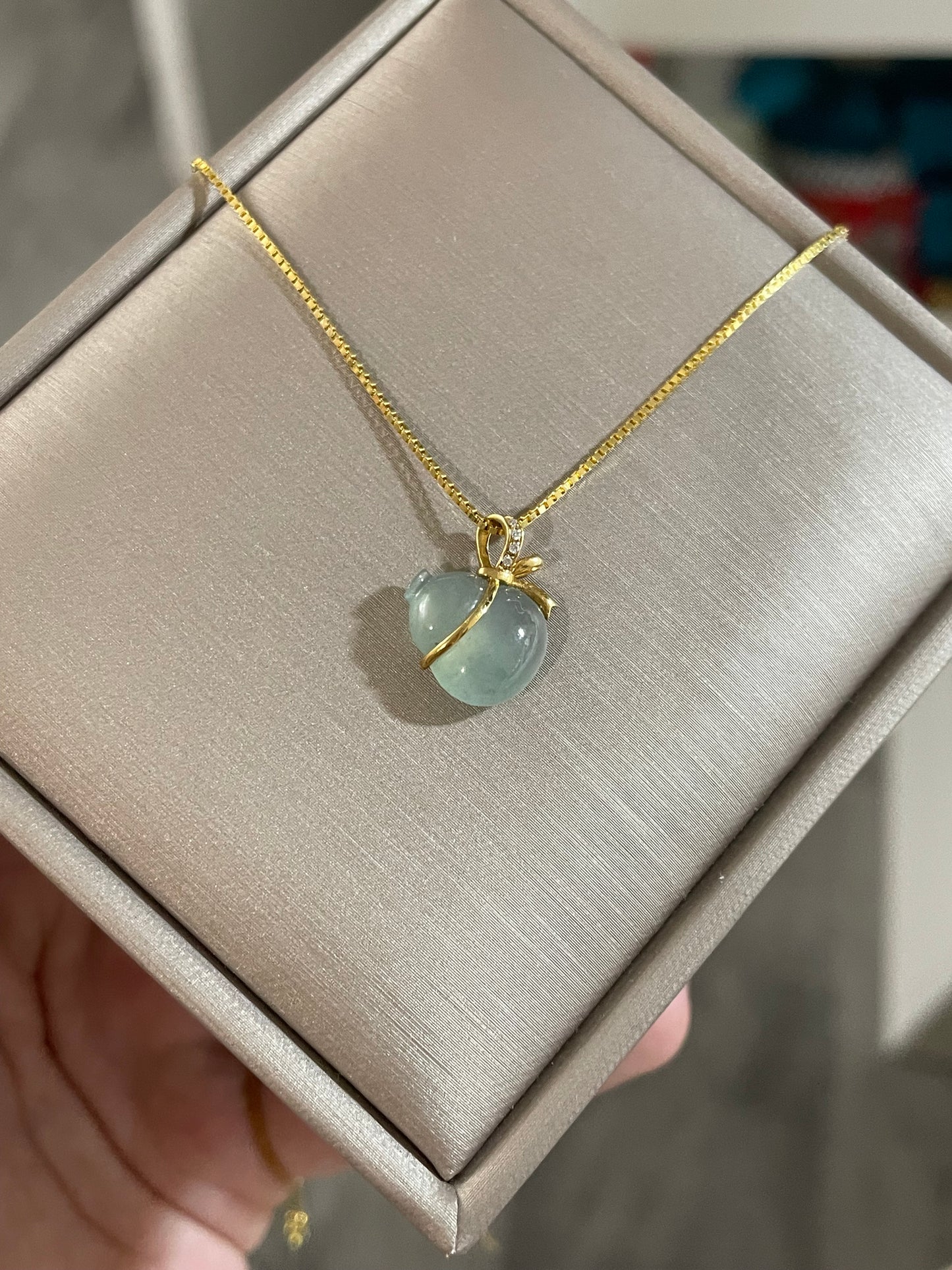 18k-gold-icy-green-jadeite-gourd-pendant-18k