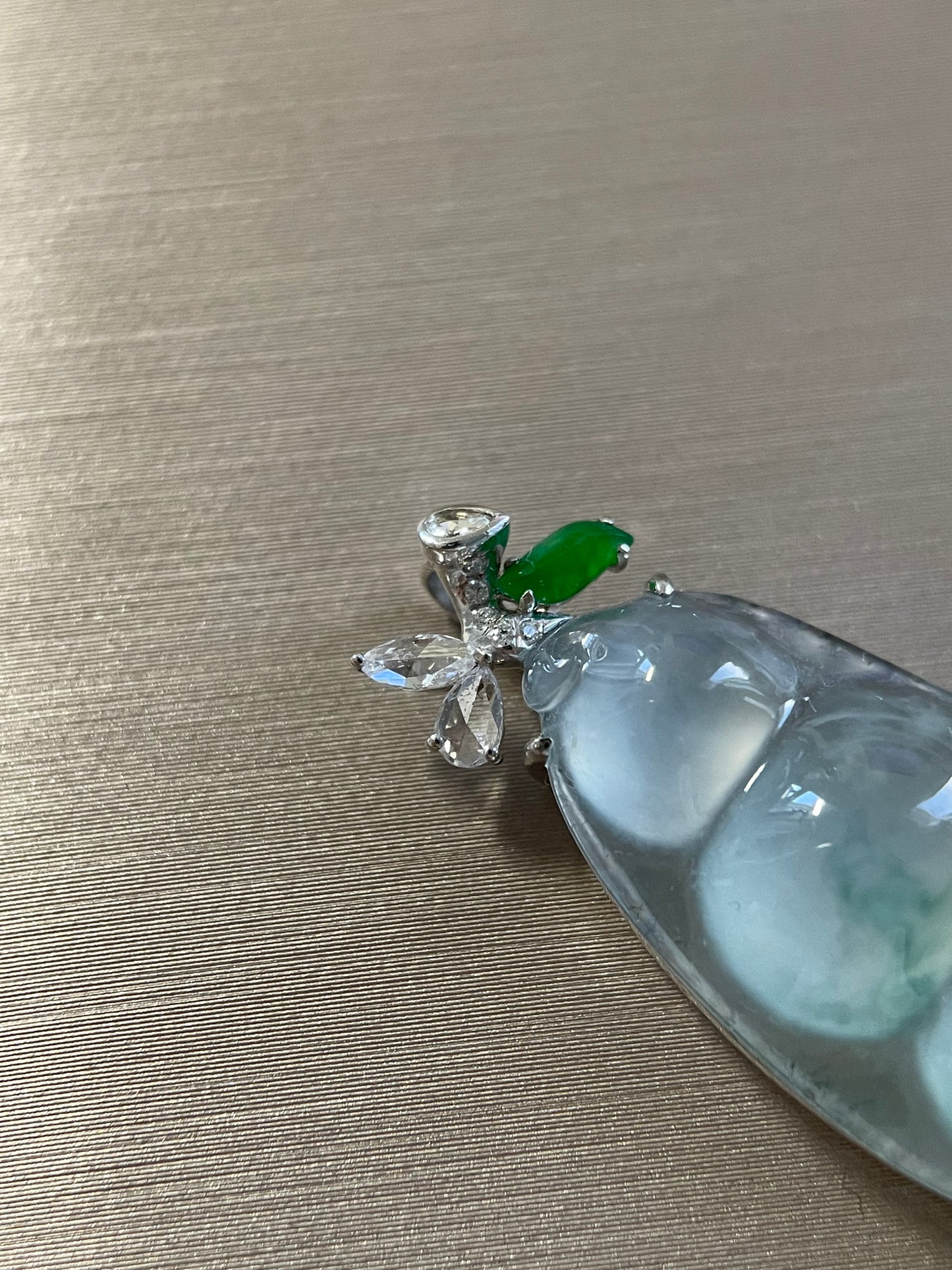 高冰绿飘花翡翠福豆吊坠