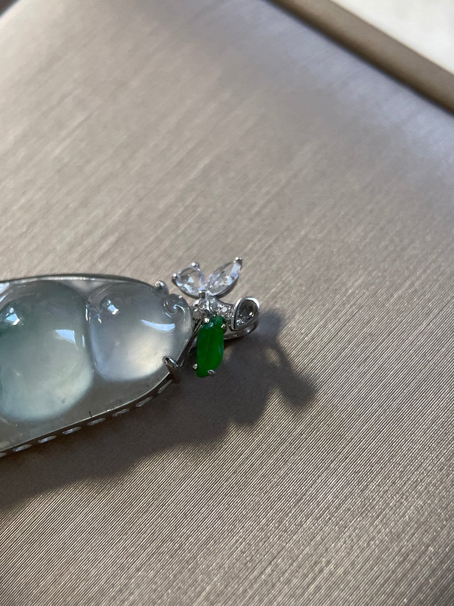 高冰绿飘花翡翠福豆吊坠