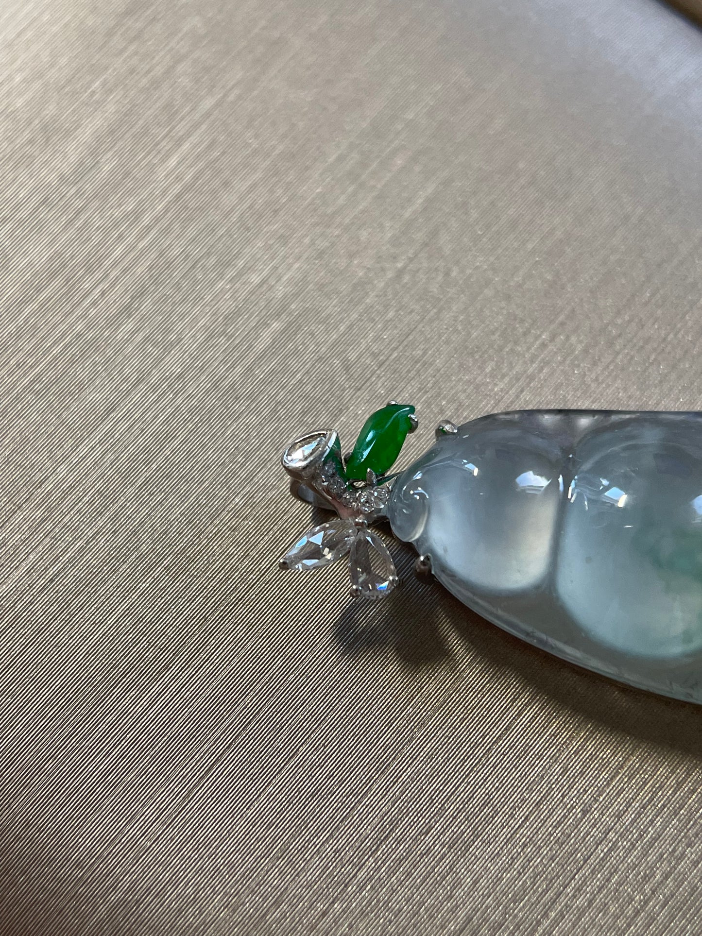 高冰绿飘花翡翠福豆吊坠