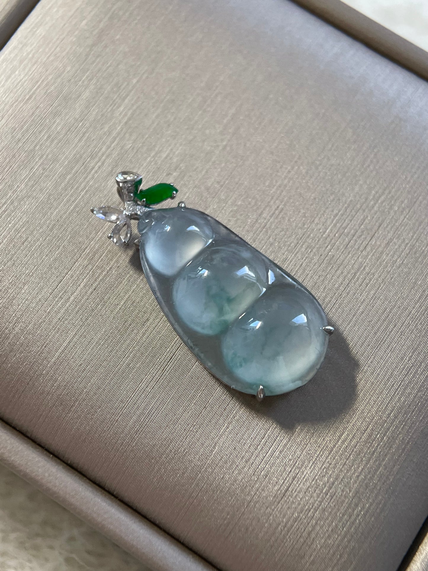 高冰绿飘花翡翠福豆吊坠