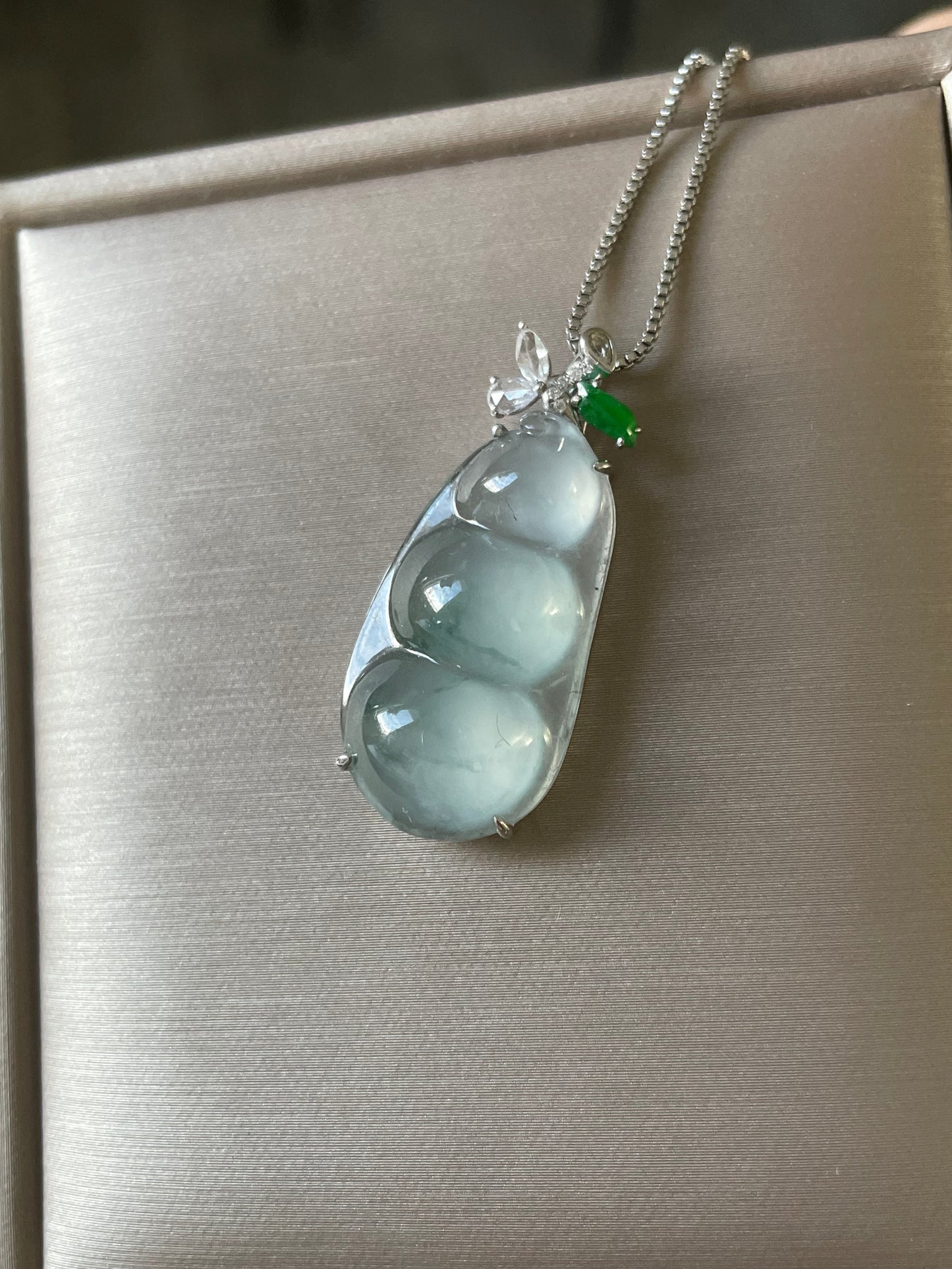 高冰绿飘花翡翠福豆吊坠