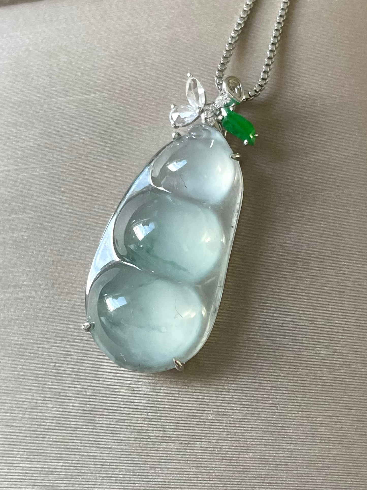 高冰绿飘花翡翠福豆吊坠