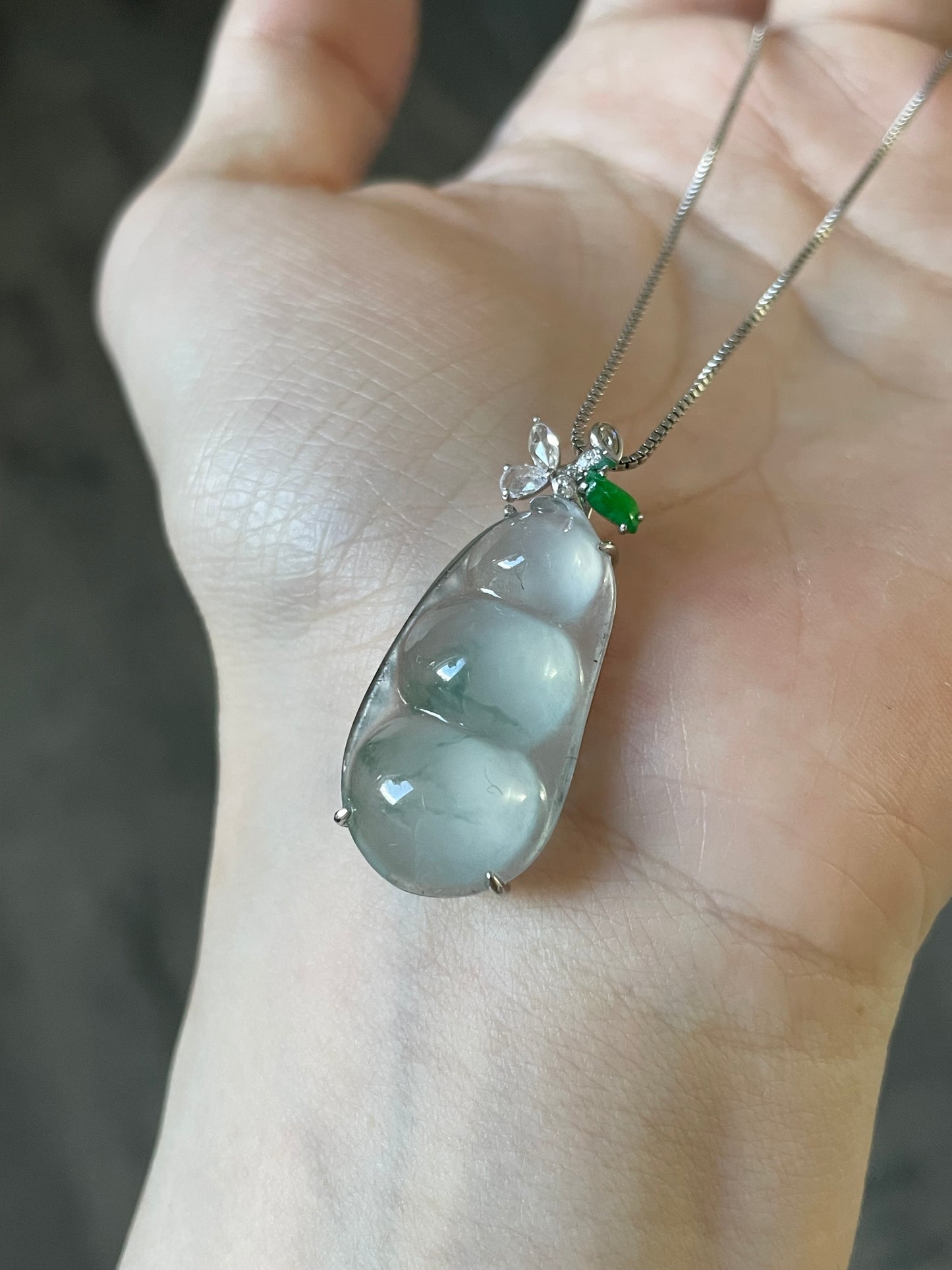 高冰绿飘花翡翠福豆吊坠