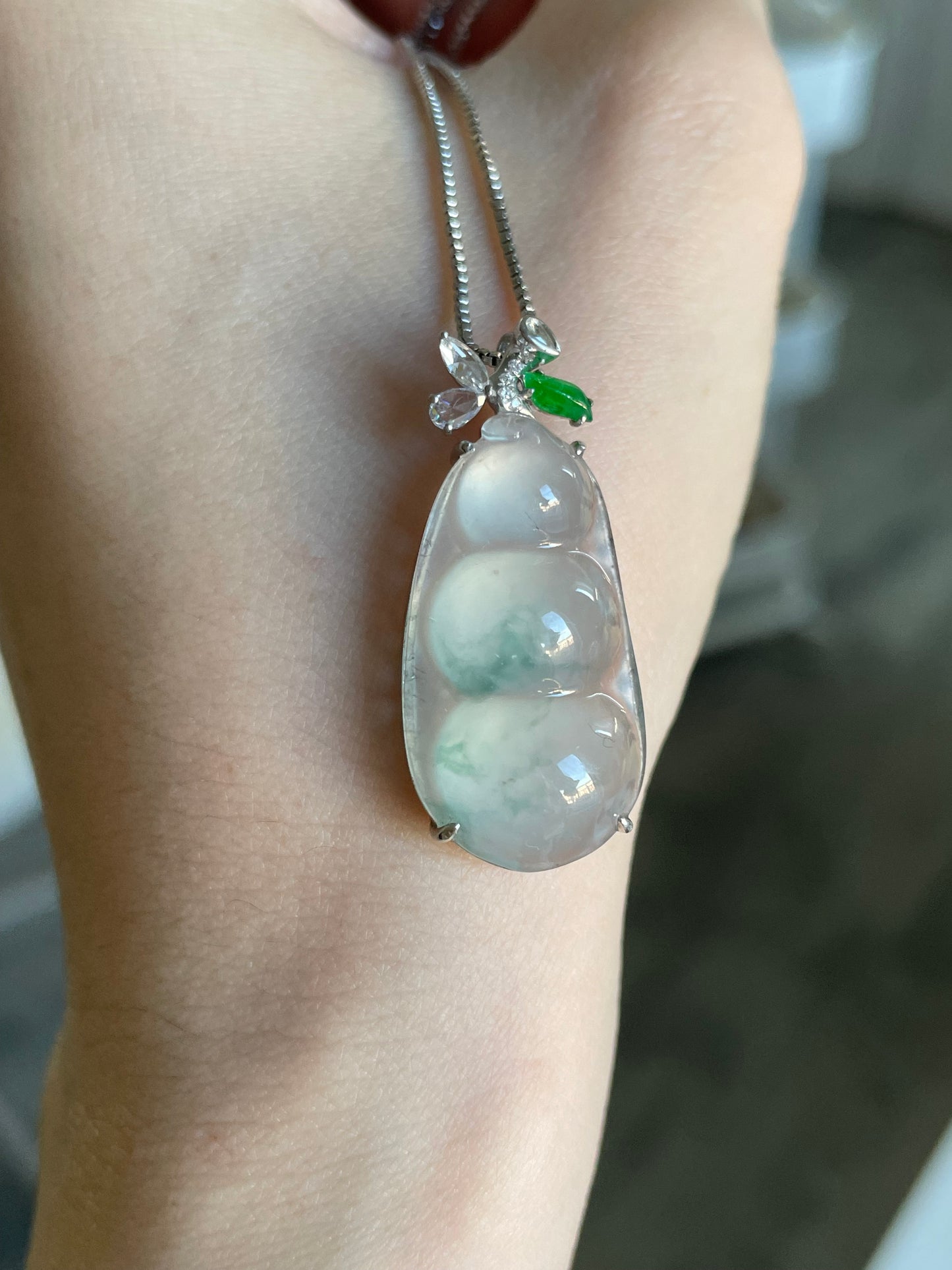 高冰绿飘花翡翠福豆吊坠