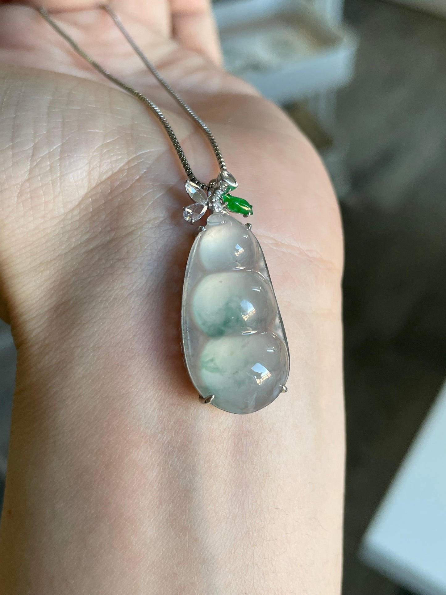 高冰绿飘花翡翠福豆吊坠