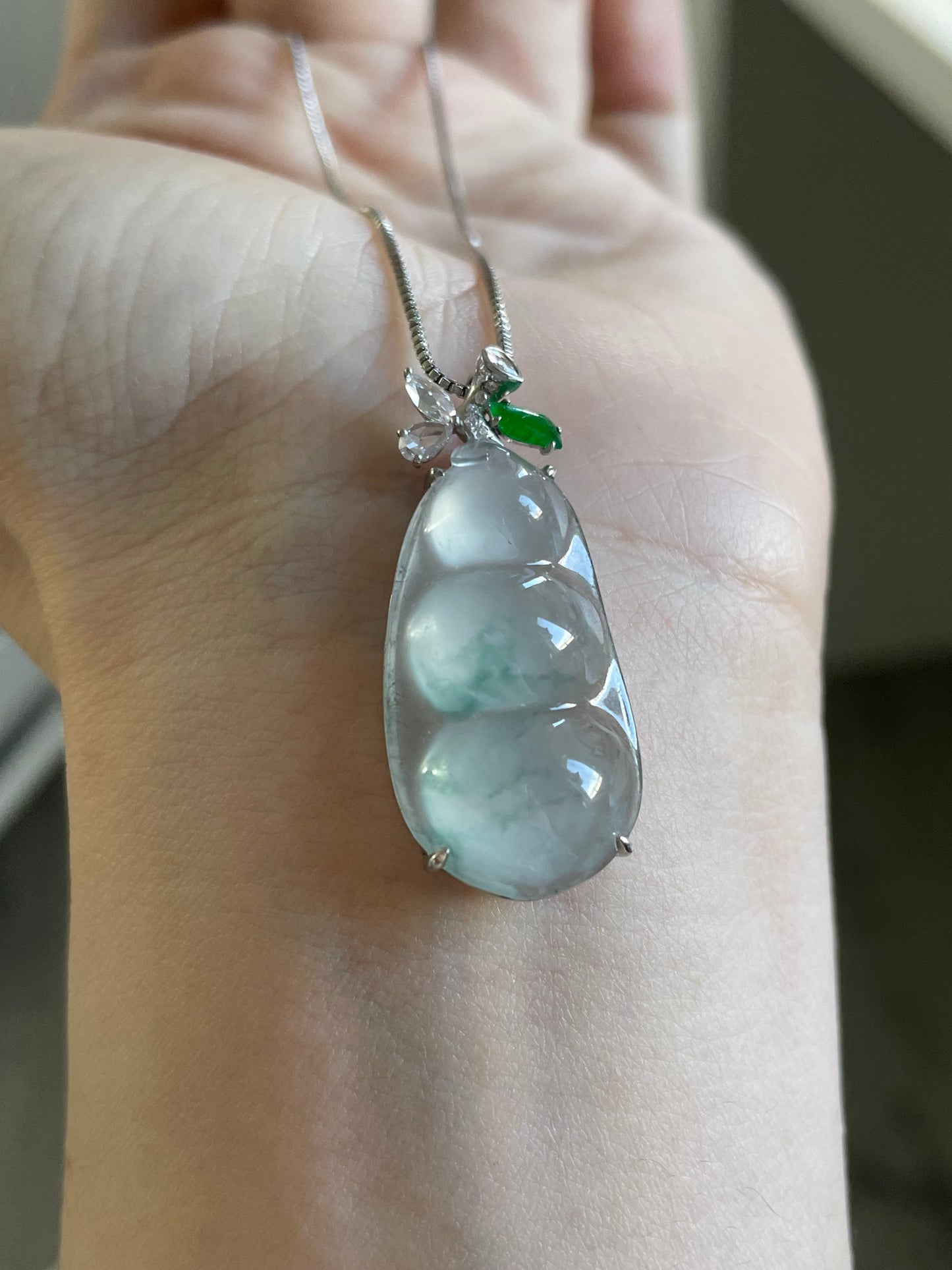 高冰绿飘花翡翠福豆吊坠