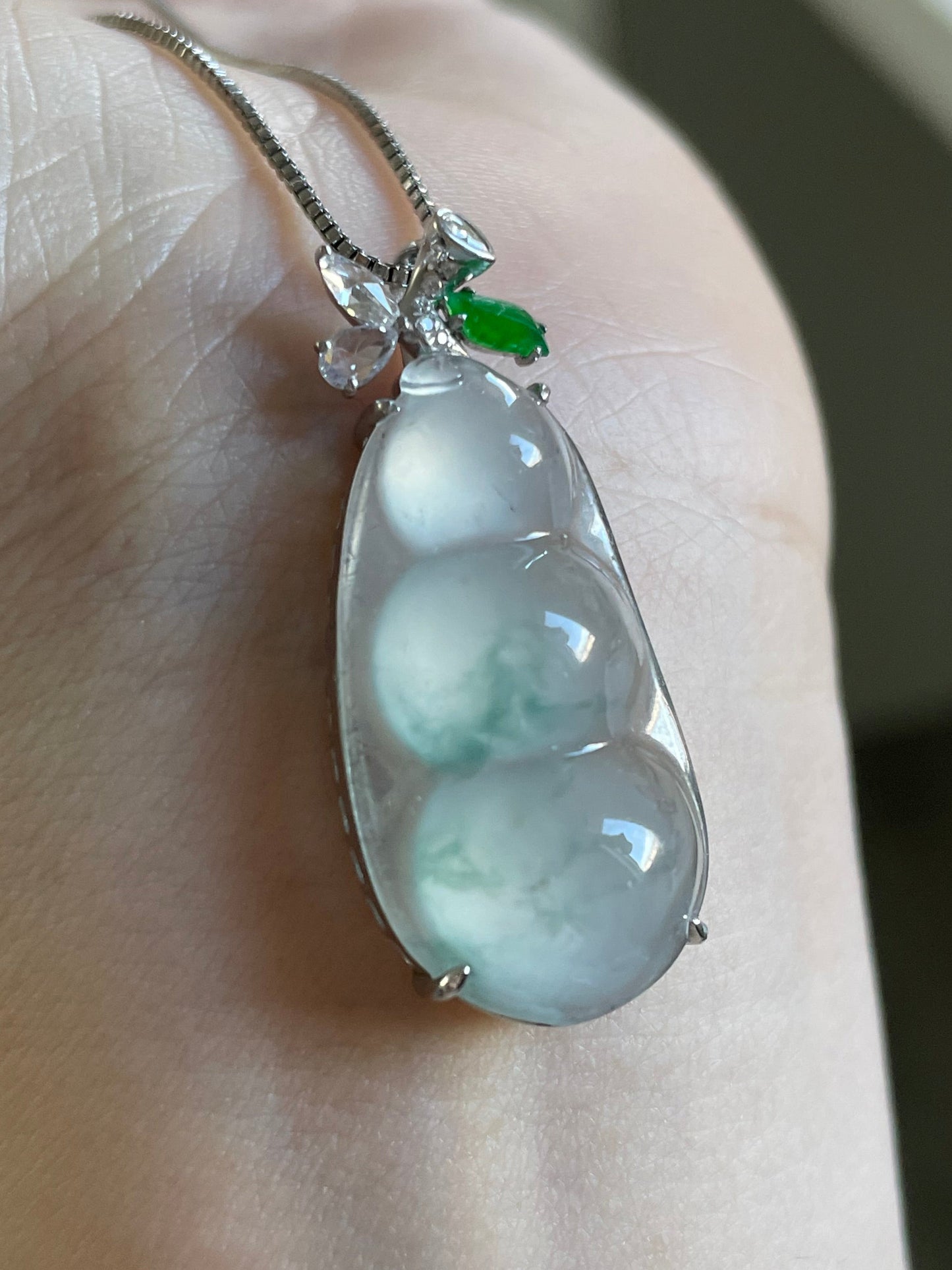 高冰绿飘花翡翠福豆吊坠