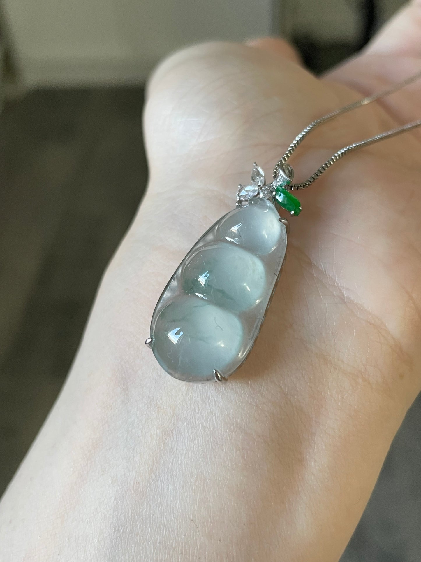 高冰绿飘花翡翠福豆吊坠