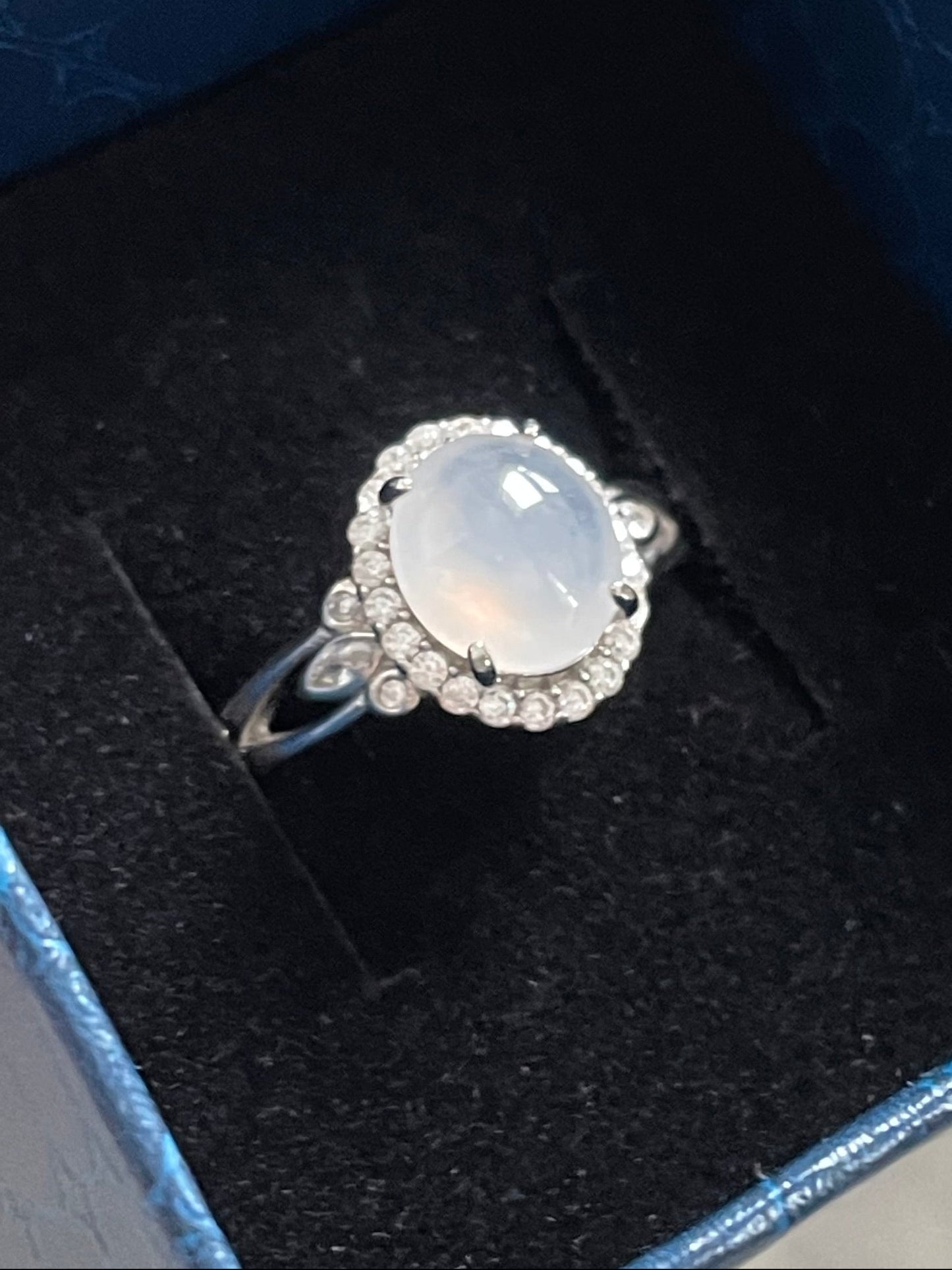 白冰翡翠蛋面戒指