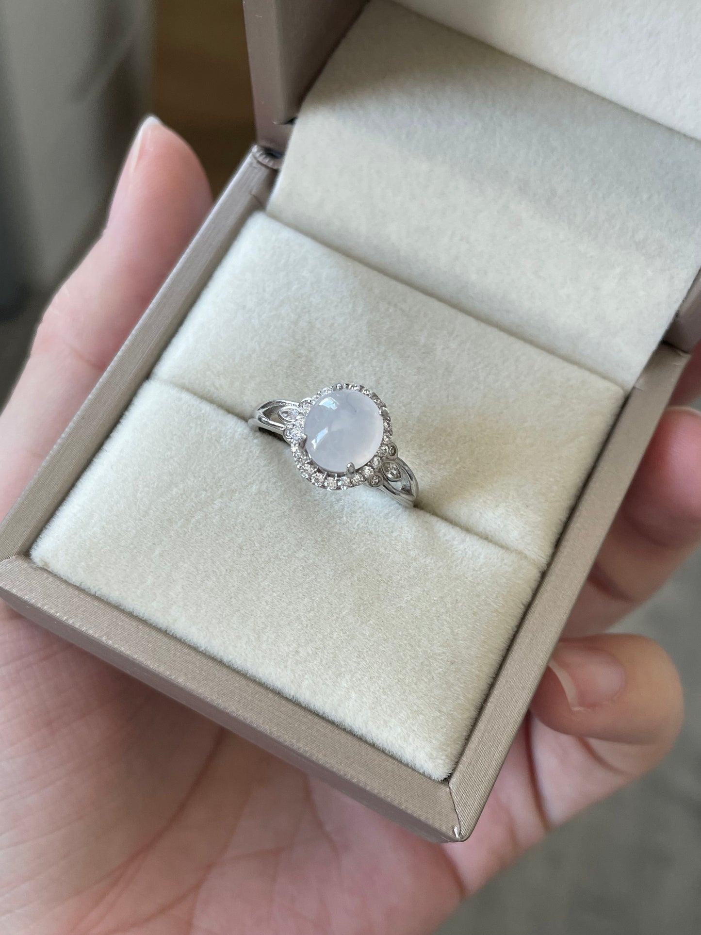 白冰翡翠蛋面戒指